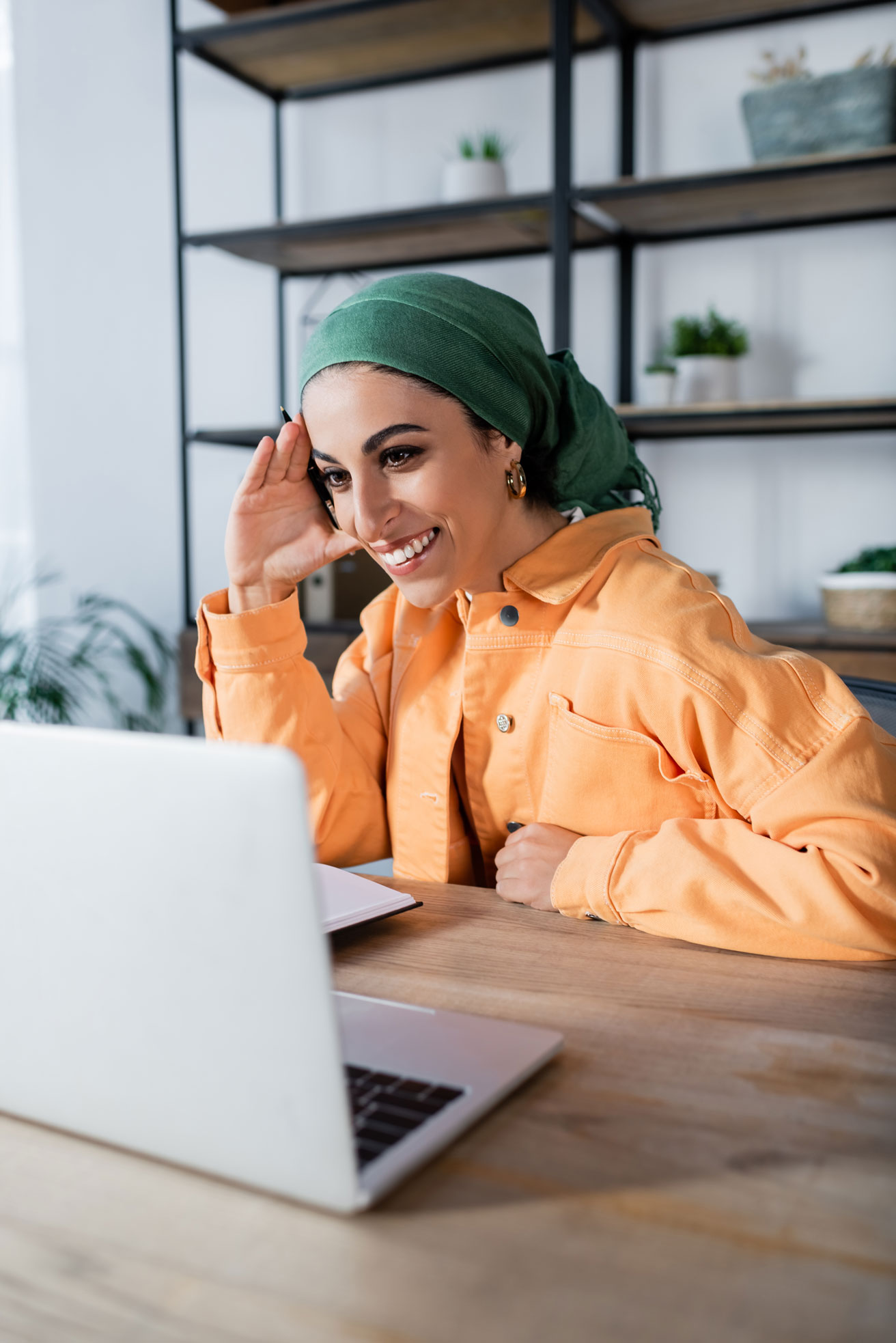 omht-trauma-therapy-women-on-her-laptop